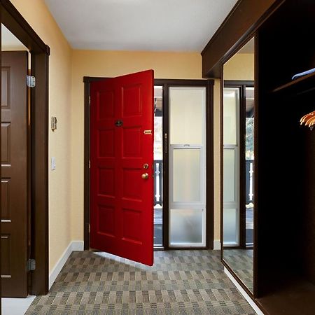 Cozystay Signature Lake Okanagan Resort เคโลว์นา ภายนอก รูปภาพ