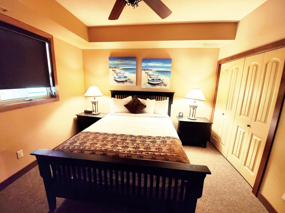 Cozystay Signature Lake Okanagan Resort เคโลว์นา ภายนอก รูปภาพ