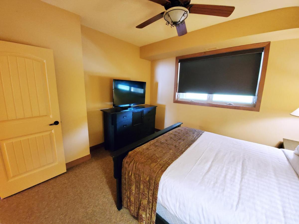 Cozystay Signature Lake Okanagan Resort เคโลว์นา ภายนอก รูปภาพ