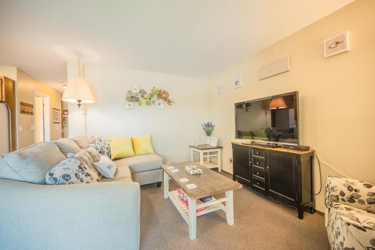 Cozystay Signature Lake Okanagan Resort เคโลว์นา ภายนอก รูปภาพ