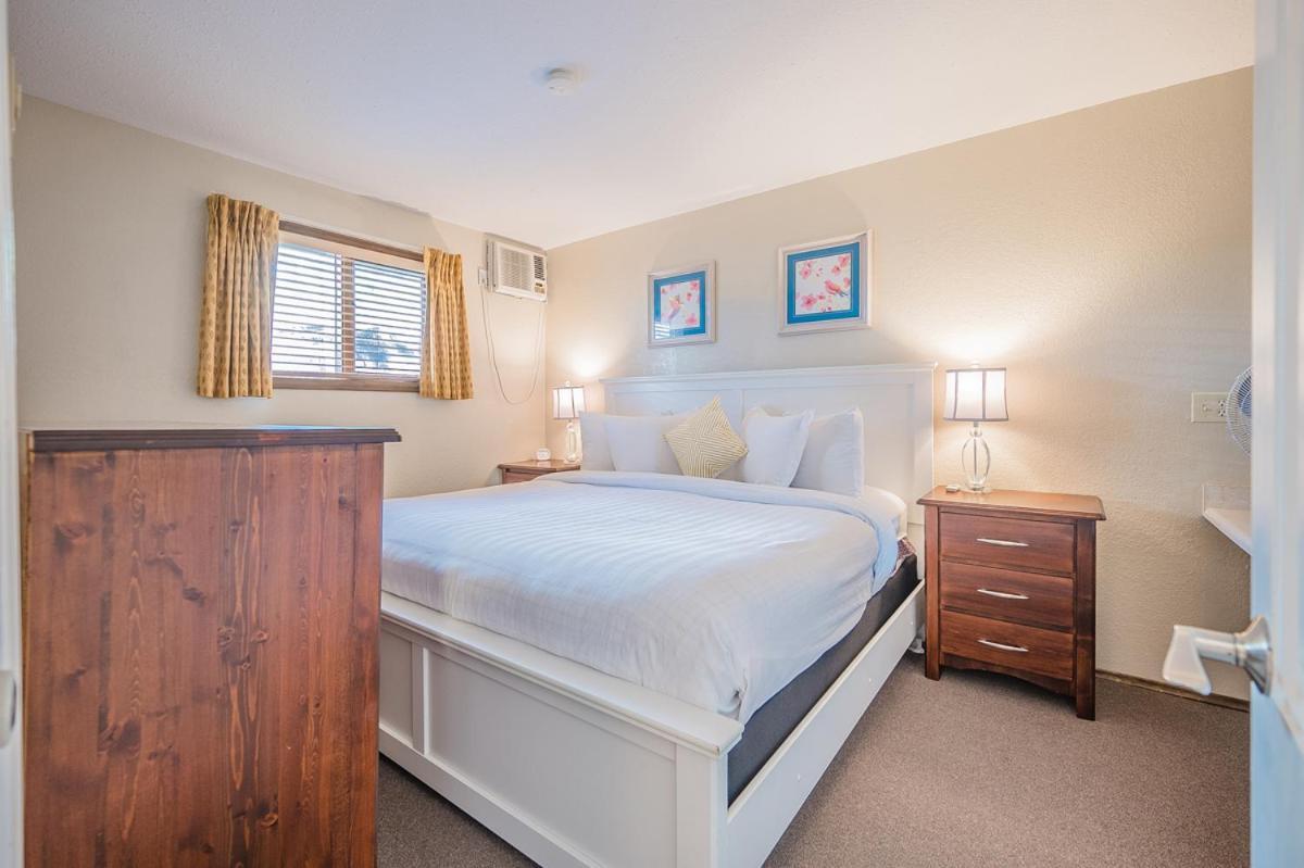 Cozystay Signature Lake Okanagan Resort เคโลว์นา ภายนอก รูปภาพ