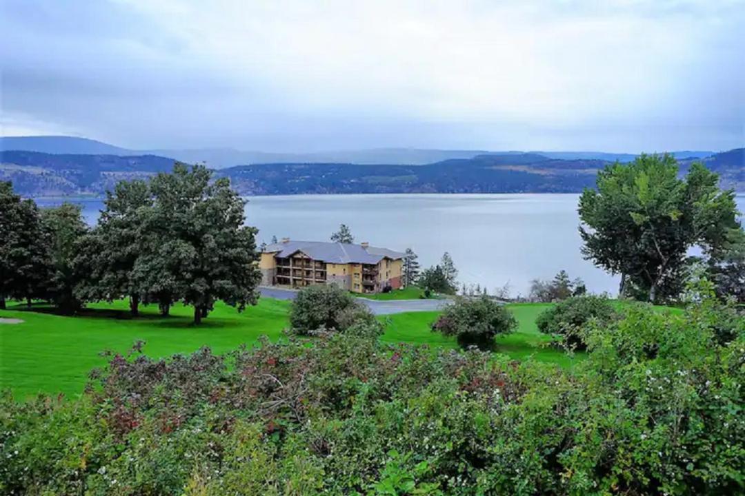 Cozystay Signature Lake Okanagan Resort เคโลว์นา ภายนอก รูปภาพ