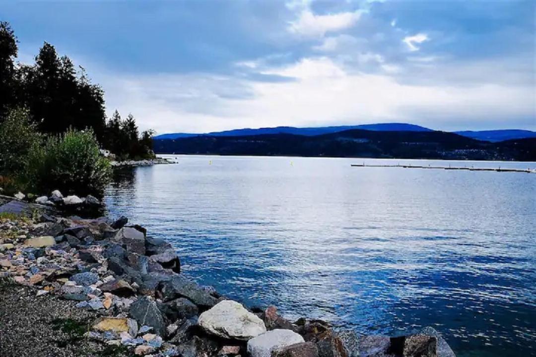 Cozystay Signature Lake Okanagan Resort เคโลว์นา ภายนอก รูปภาพ