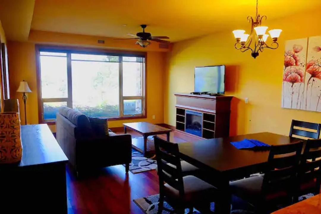 Cozystay Signature Lake Okanagan Resort เคโลว์นา ภายนอก รูปภาพ