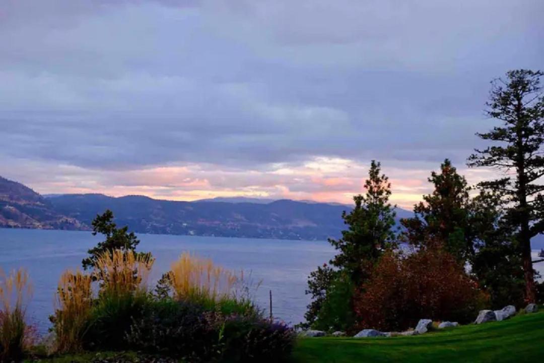 Cozystay Signature Lake Okanagan Resort เคโลว์นา ภายนอก รูปภาพ