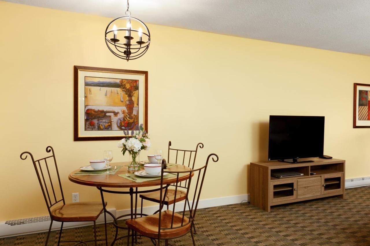 Cozystay Signature Lake Okanagan Resort เคโลว์นา ภายนอก รูปภาพ
