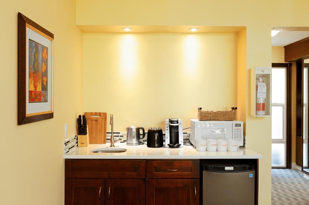 Cozystay Signature Lake Okanagan Resort เคโลว์นา ภายนอก รูปภาพ